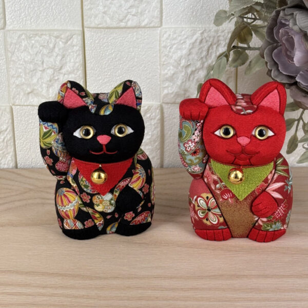 Kimekomi Maneki Neko (Traditional Japanese carved lucky cat doll) M-0811