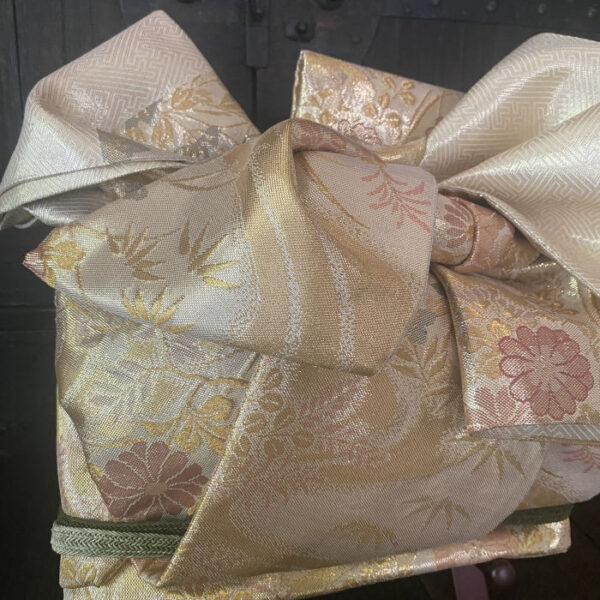 Decorative Kimono Obi Art – Traditional Japanese Bow Ornament in Gold & Pastels - Image 2