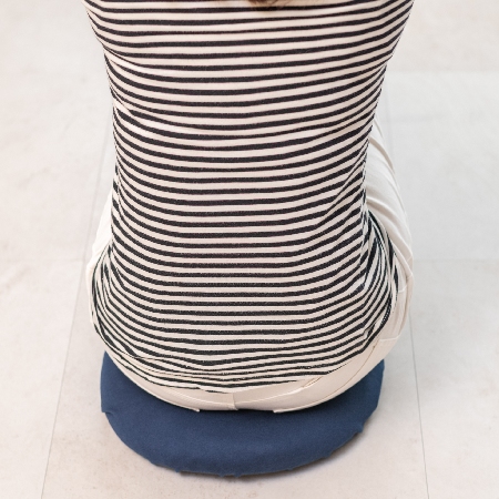 refreshing shimanto hinoki round cushion (navy)